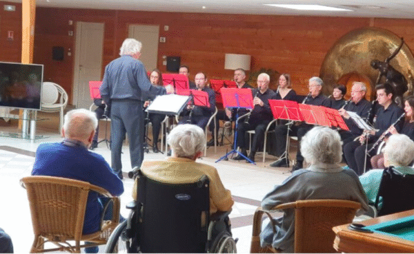 Lire la suite à propos de l’article Animation musicale maison de retraite : Clar’Yvelines fait vibrer les résidents à Marcoussis